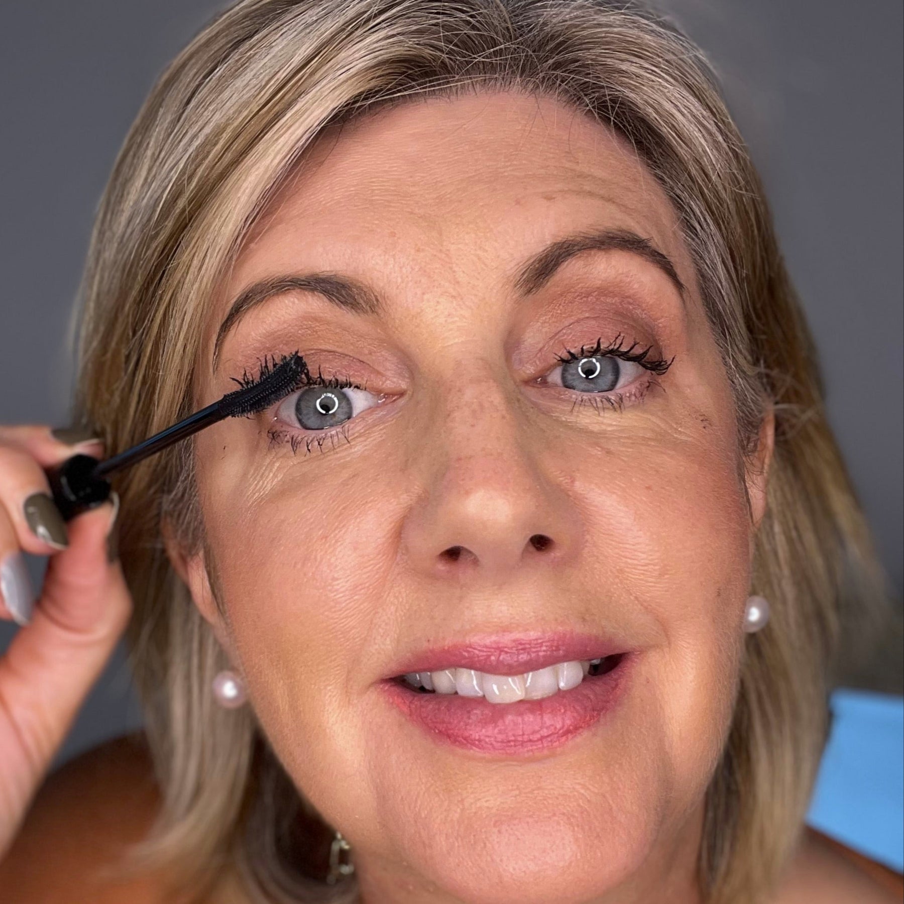 Lotte mascara brush with a vegan, clean, natural mascara formula. Gluten & cruelty free, perfect for long lashes